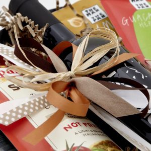 Picos dipstokjes, Humus kruidenmix, Guacamole kruidenmix, Potje pesto, Scrack Italian snack, Koker pinda-rozijnenmix, Cocktailnoten, Potje tapenade, Flesje knoflook olijfolie